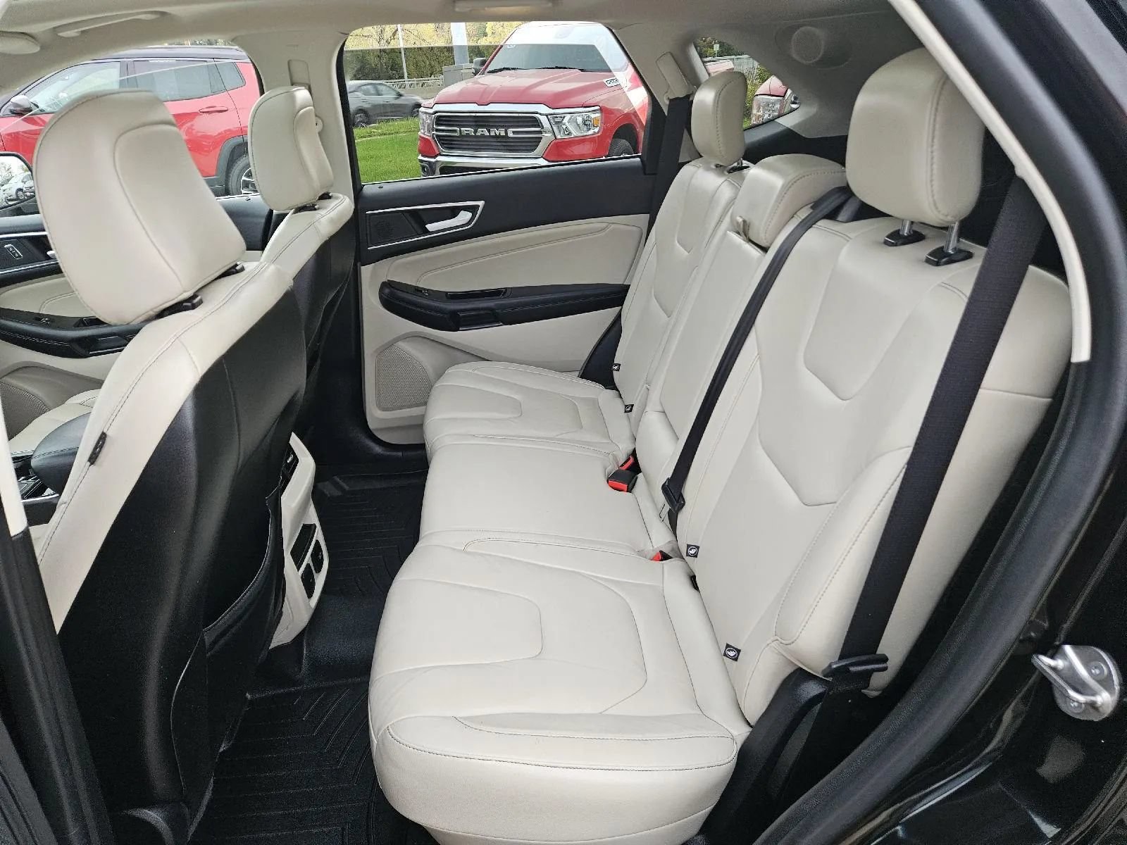 Used 2020 Ford Edge Titanium w/ Class II Trailer Tow Package AWD/4WD image 18