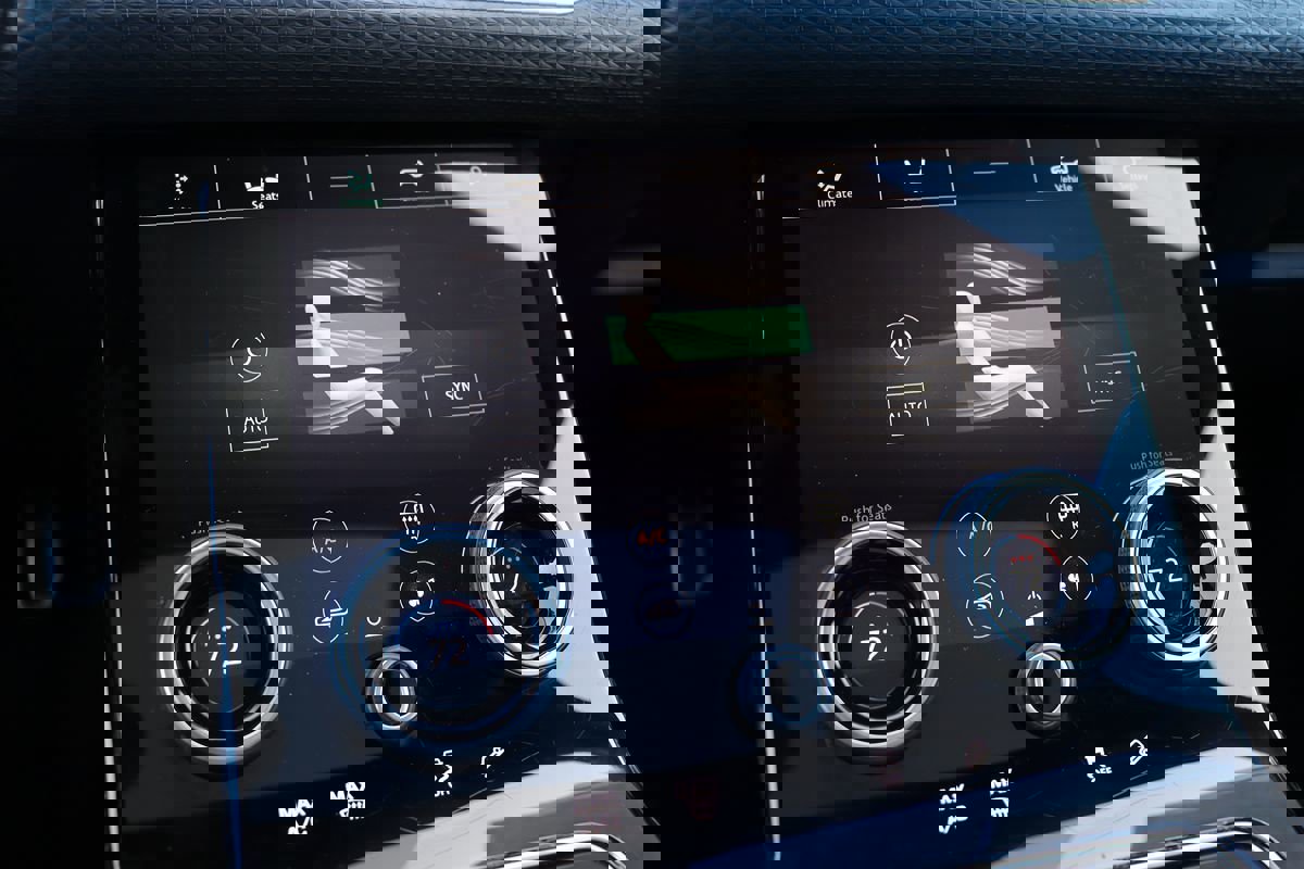 Used 2018 Land Rover Range Rover Velar R-Dynamic SE image 31