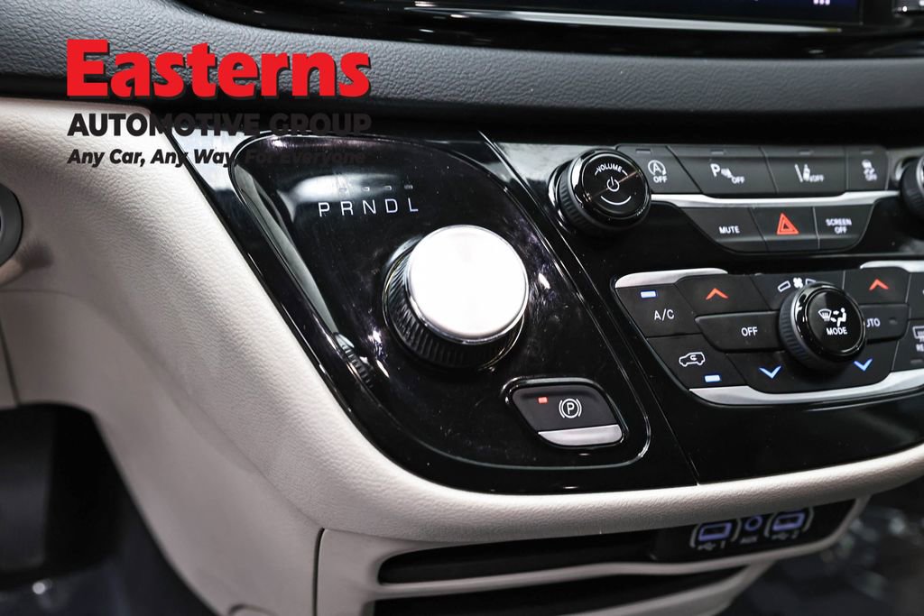 Used 2023 Chrysler Pacifica Touring-L FWD image 13