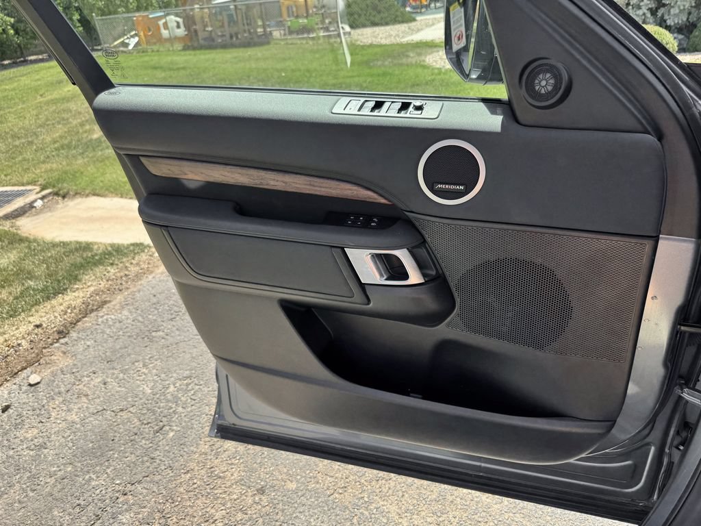 Used 2018 Land Rover Discovery HSE AWD/4WD image 13