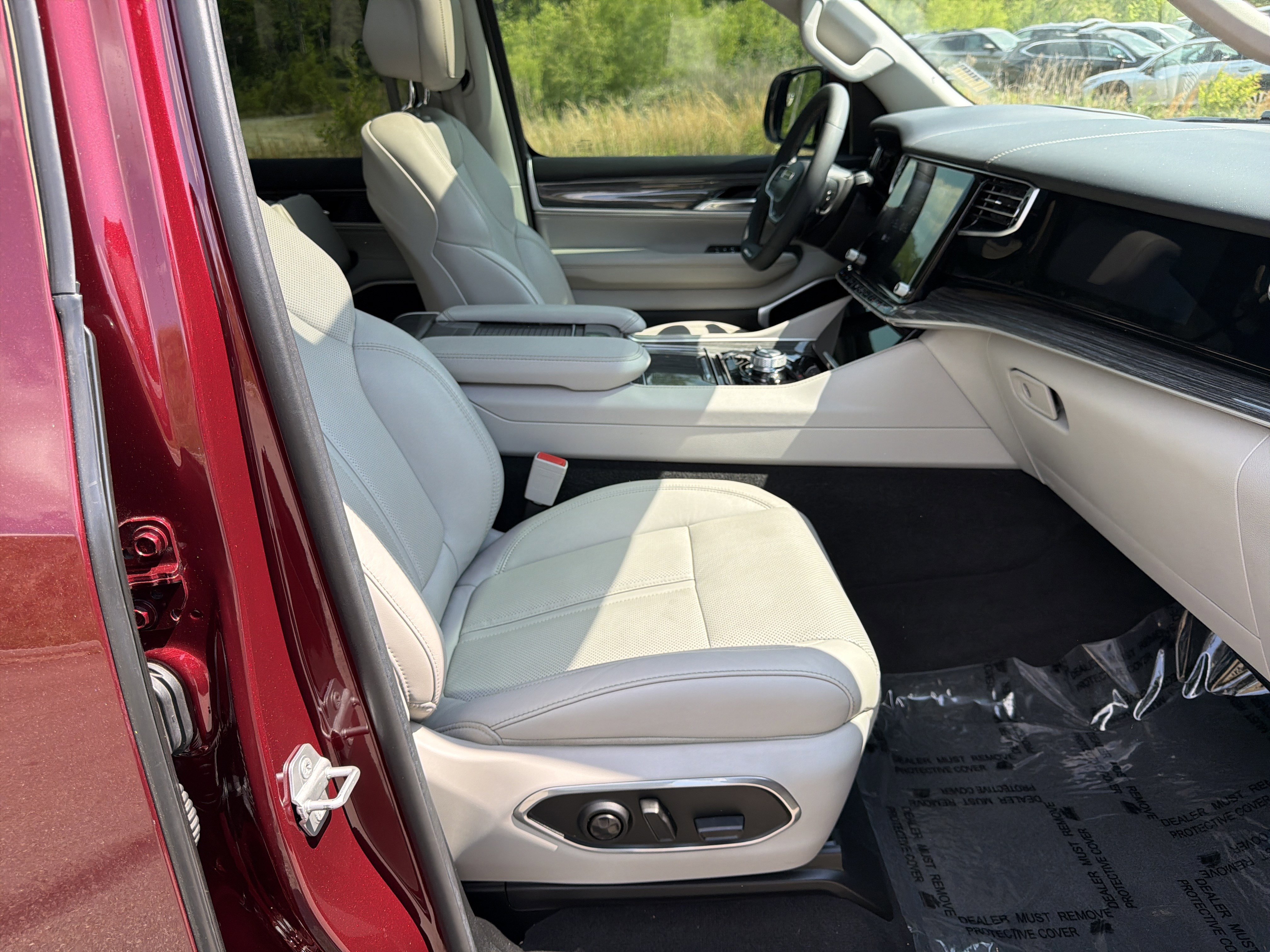 Used 2022 Jeep Wagoneer Series III w/ Premium Group I AWD/4WD image 13