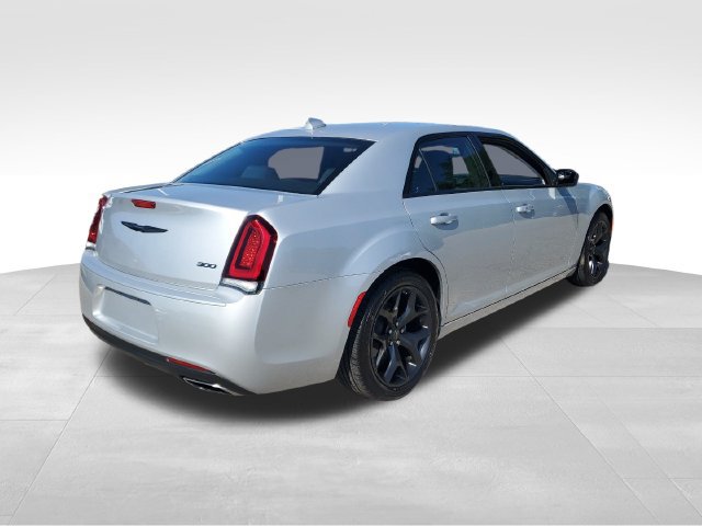 Used 2023 Chrysler 300 Touring w/ Sport Appearance Package RWD image 4
