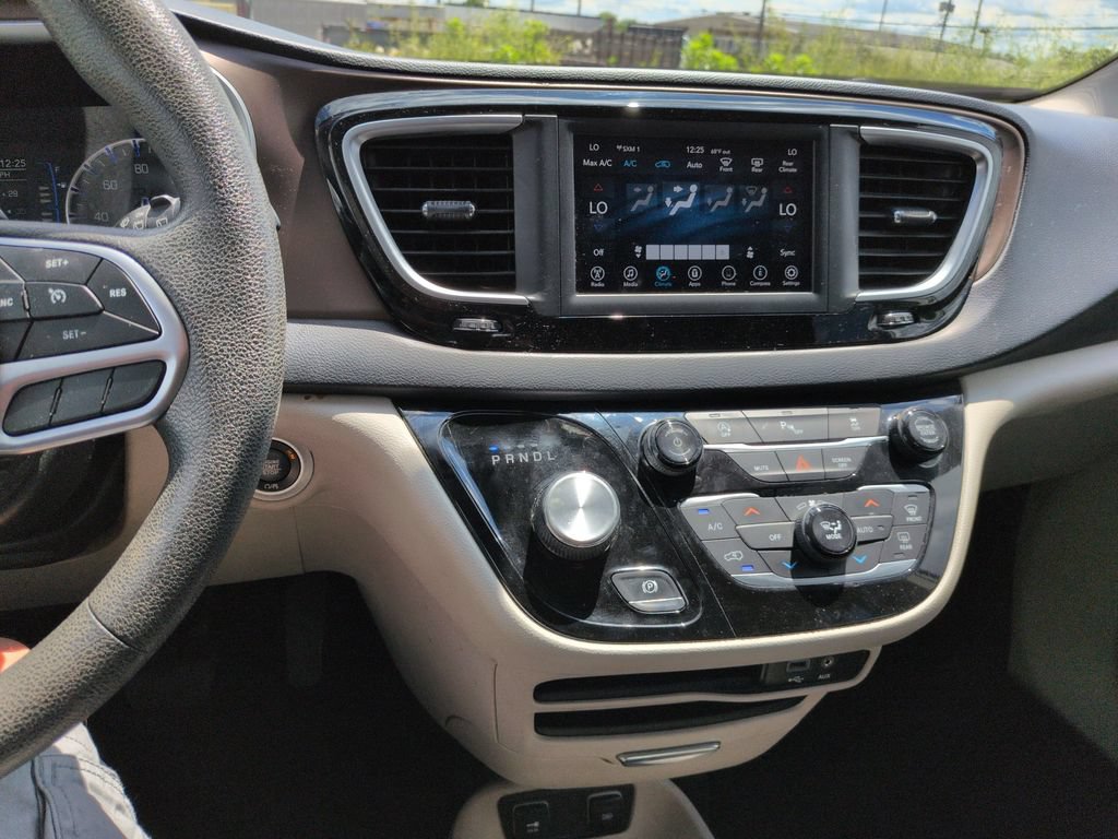 Used 2018 Chrysler Pacifica Touring Plus FWD image 18