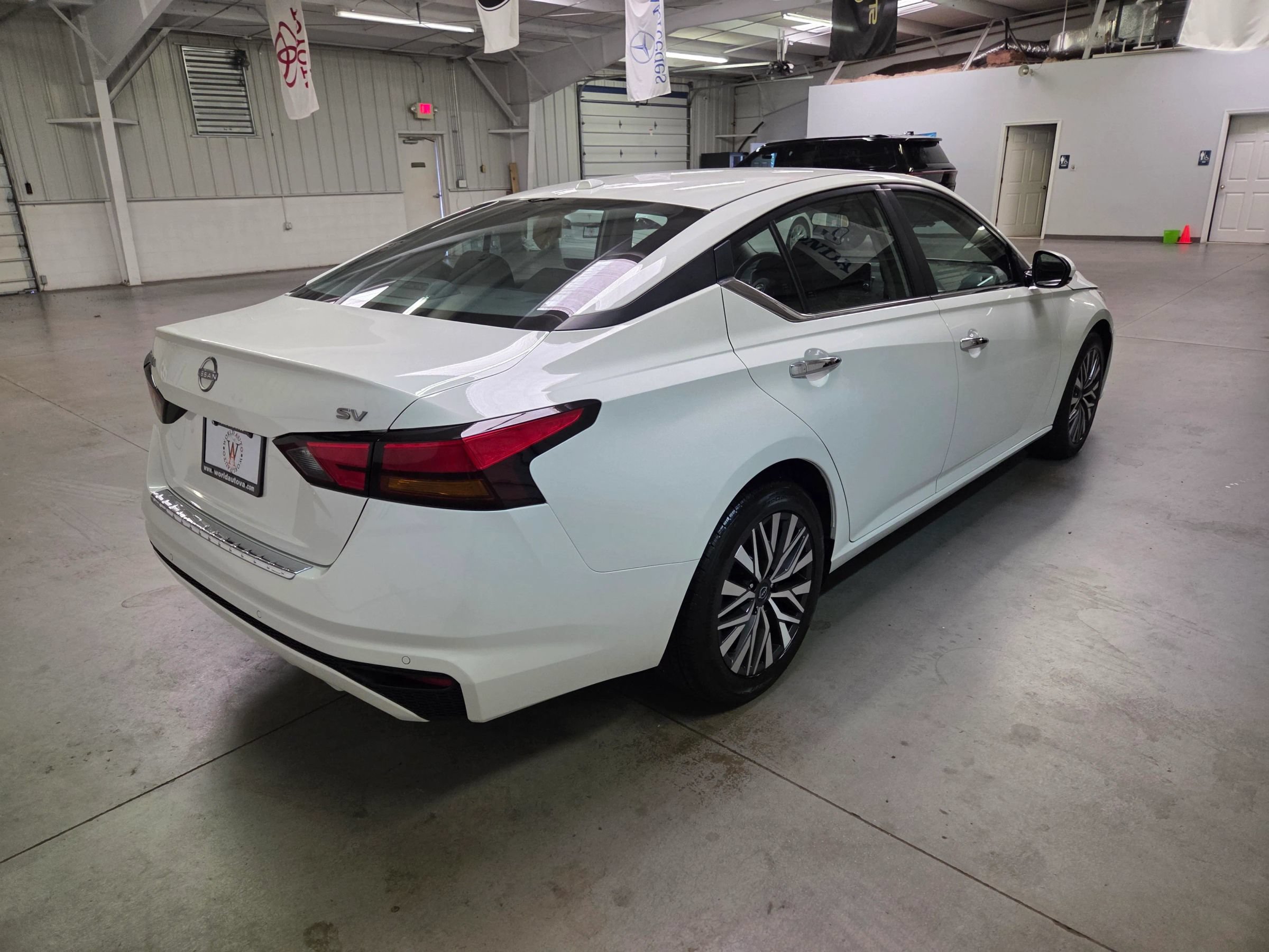 Used 2023 Nissan Altima 2.5 SV FWD image 8