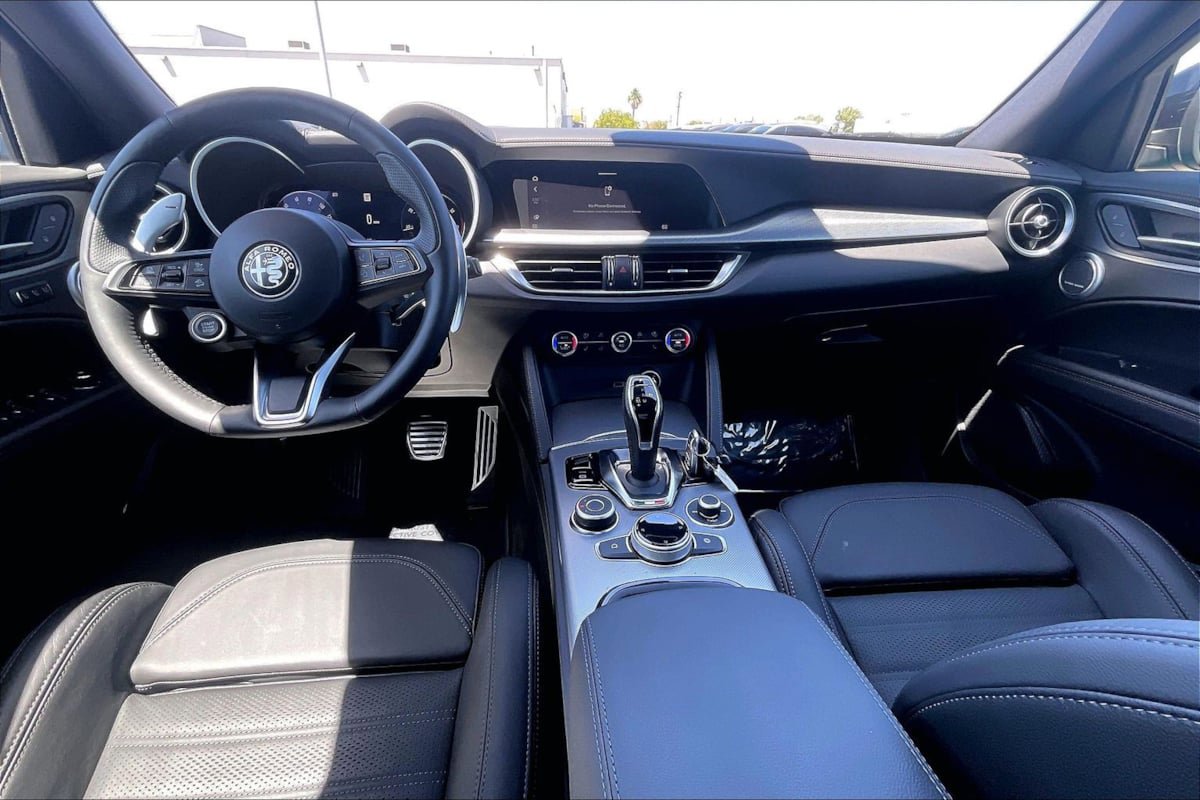Used 2025 Alfa Romeo Stelvio Sprint AWD/4WD image 13