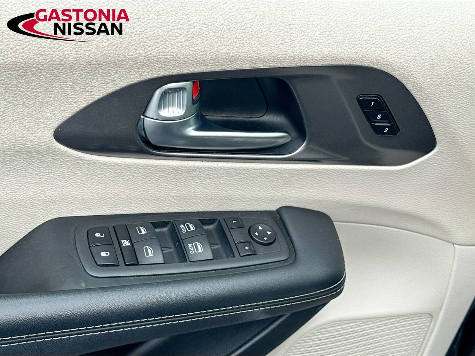 Used 2023 Chrysler Pacifica Touring-L FWD image 22