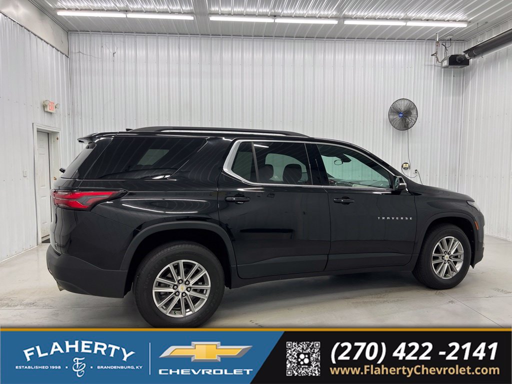 Used 2022 Chevrolet Traverse LT FWD image 2