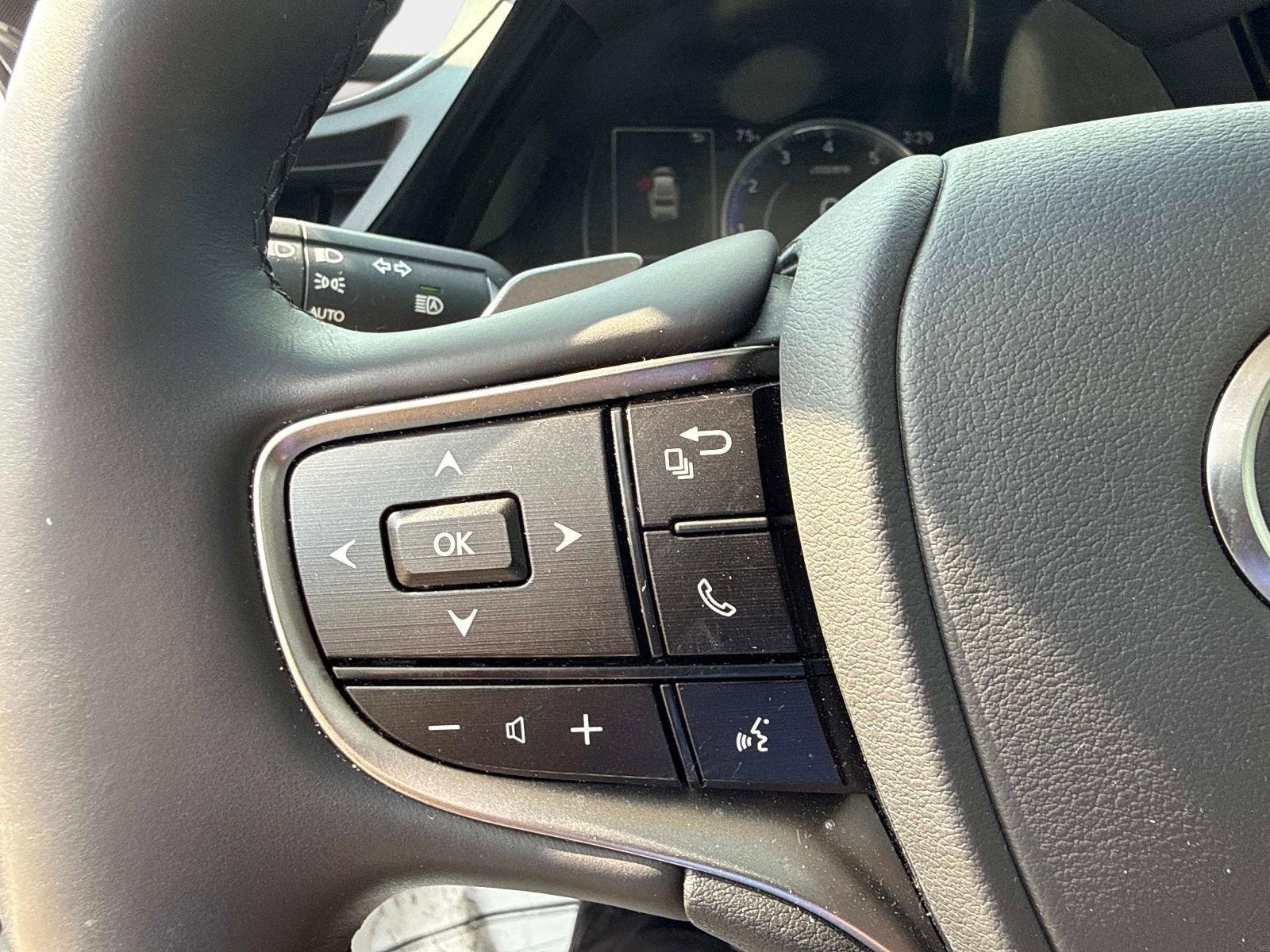 Used 2025 Lexus ES 350 w/ Premium Package image 29