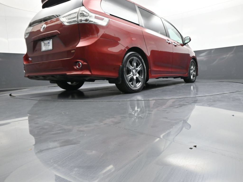 Used 2017 Toyota Sienna SE FWD image 32