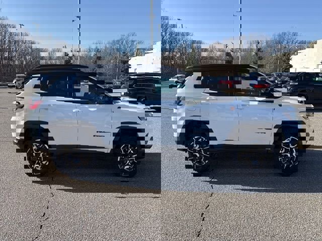 Used 2025 Jeep Compass Trailhawk image 12