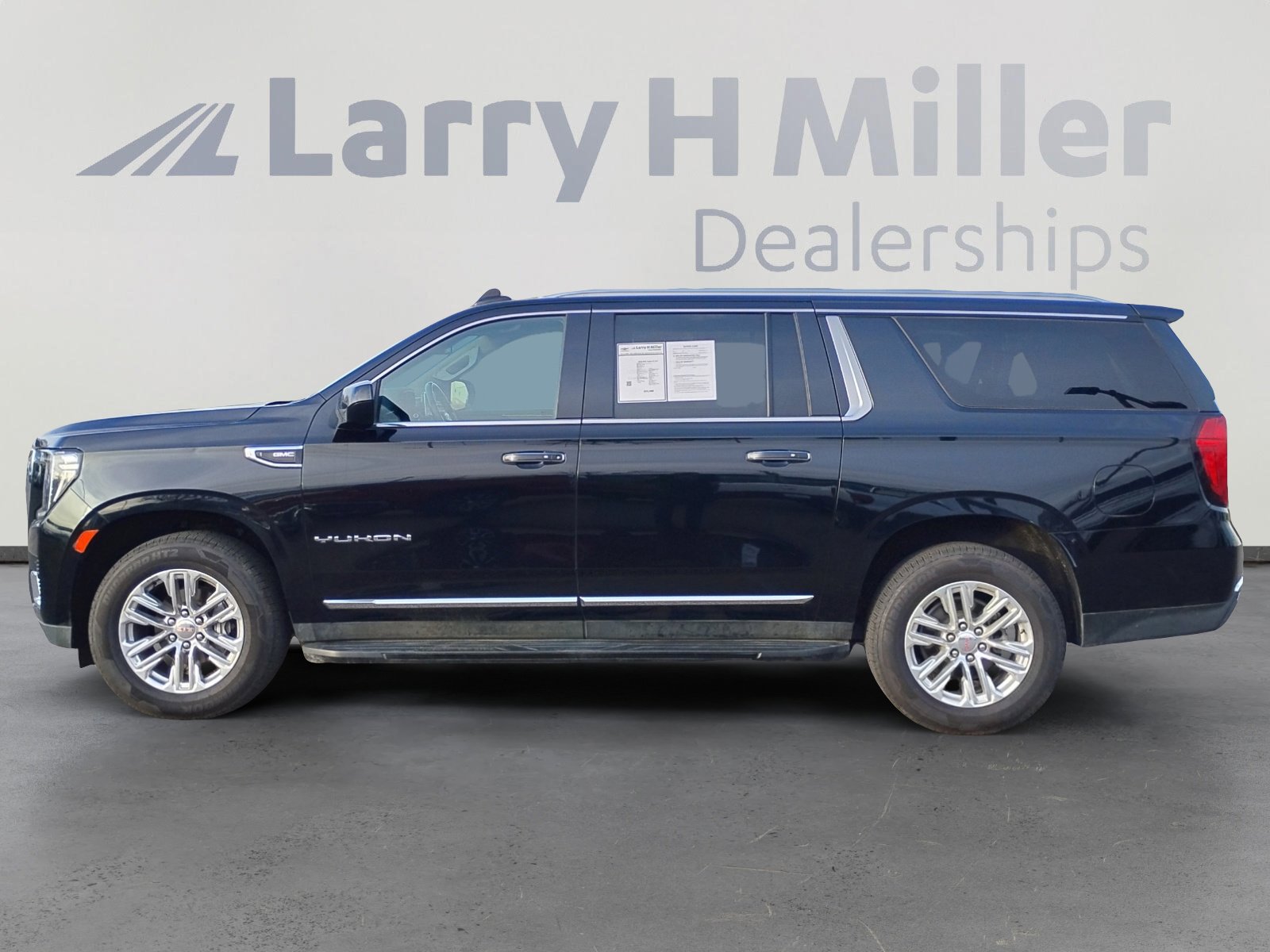 Used 2023 GMC Yukon XL SLT image 2