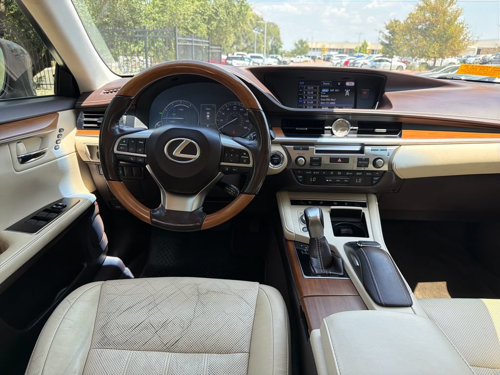 Used 2016 Lexus ES 300h w/ Luxury Package w/Wood Trim FWD image 32