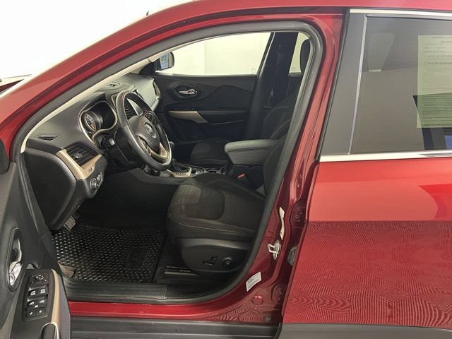 Certified 2017 Jeep Cherokee Latitude w/ Cold Weather Group AWD/4WD image 14