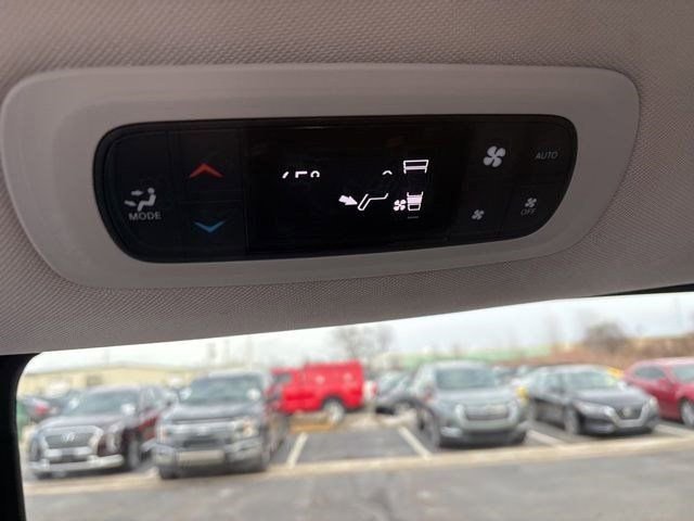 Used 2023 Chrysler Pacifica Touring-L image 34