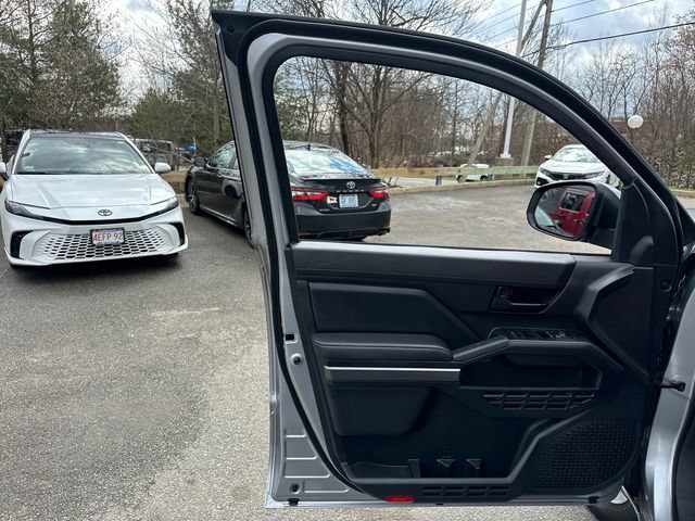 Used 2025 Toyota Tacoma SR5 AWD/4WD image 25