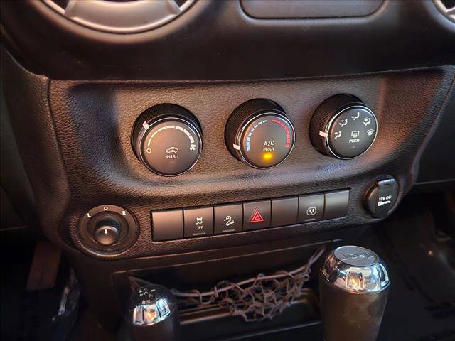 Used 2015 Jeep Wrangler Unlimited Sahara w/ Connectivity Group AWD/4WD image 14