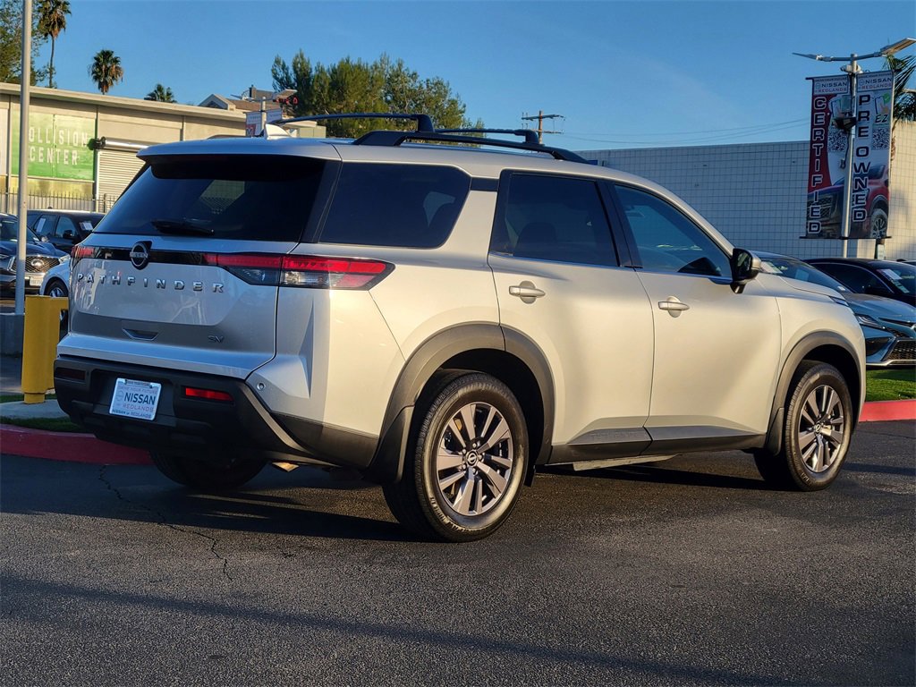 Used 2022 Nissan Pathfinder SV image 2