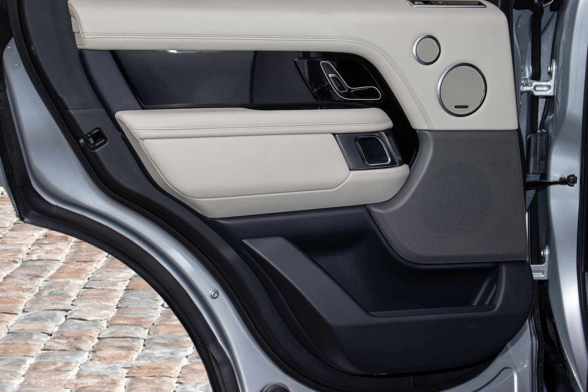 Used 2018 Land Rover Range Rover HSE image 14