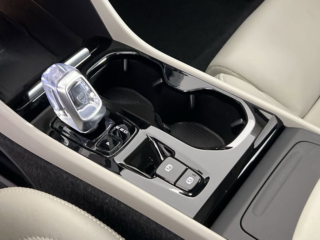 Certified 2024 Volvo XC40 B5 Plus image 21