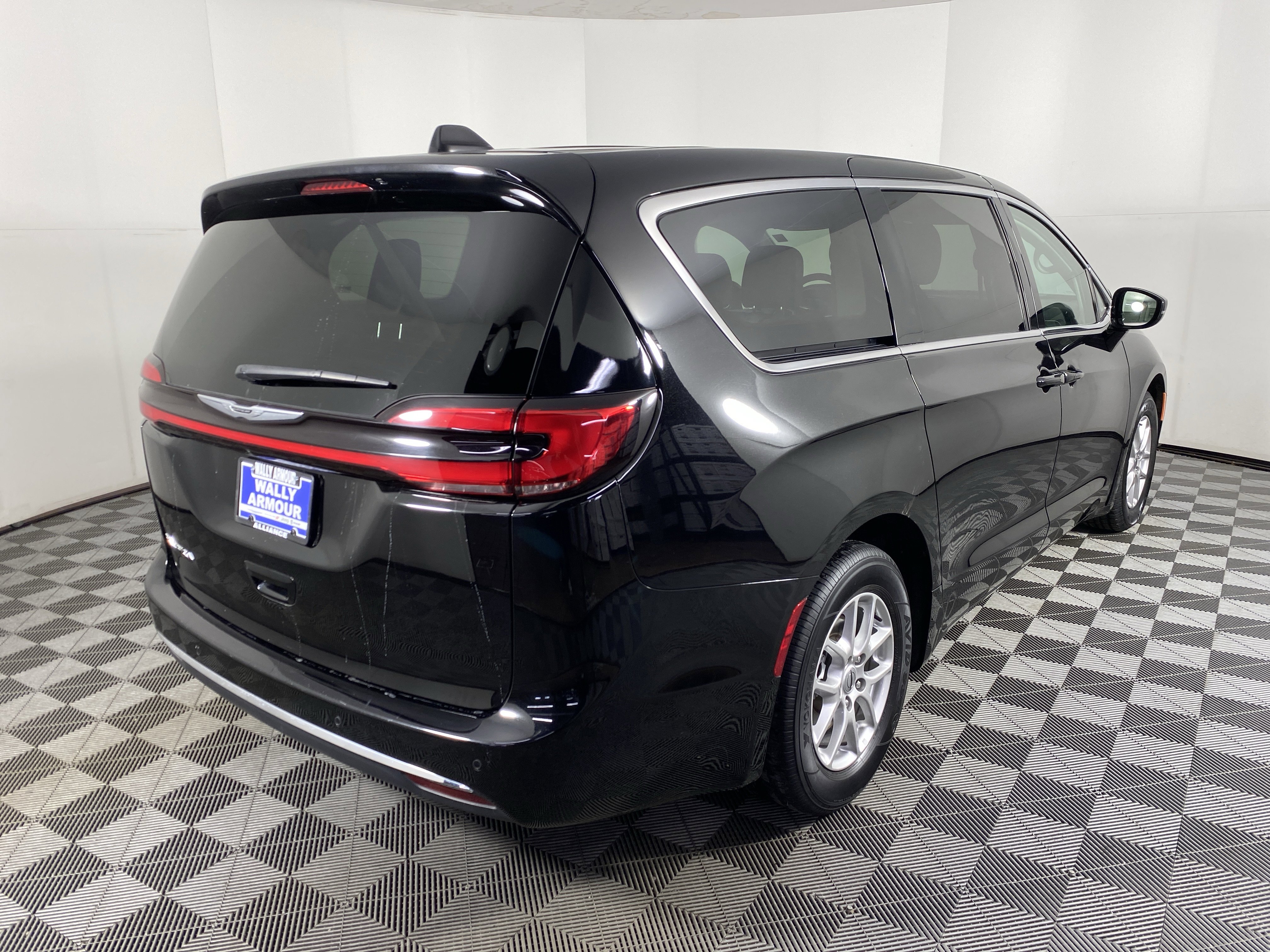 Used 2024 Chrysler Pacifica Touring-L image 7