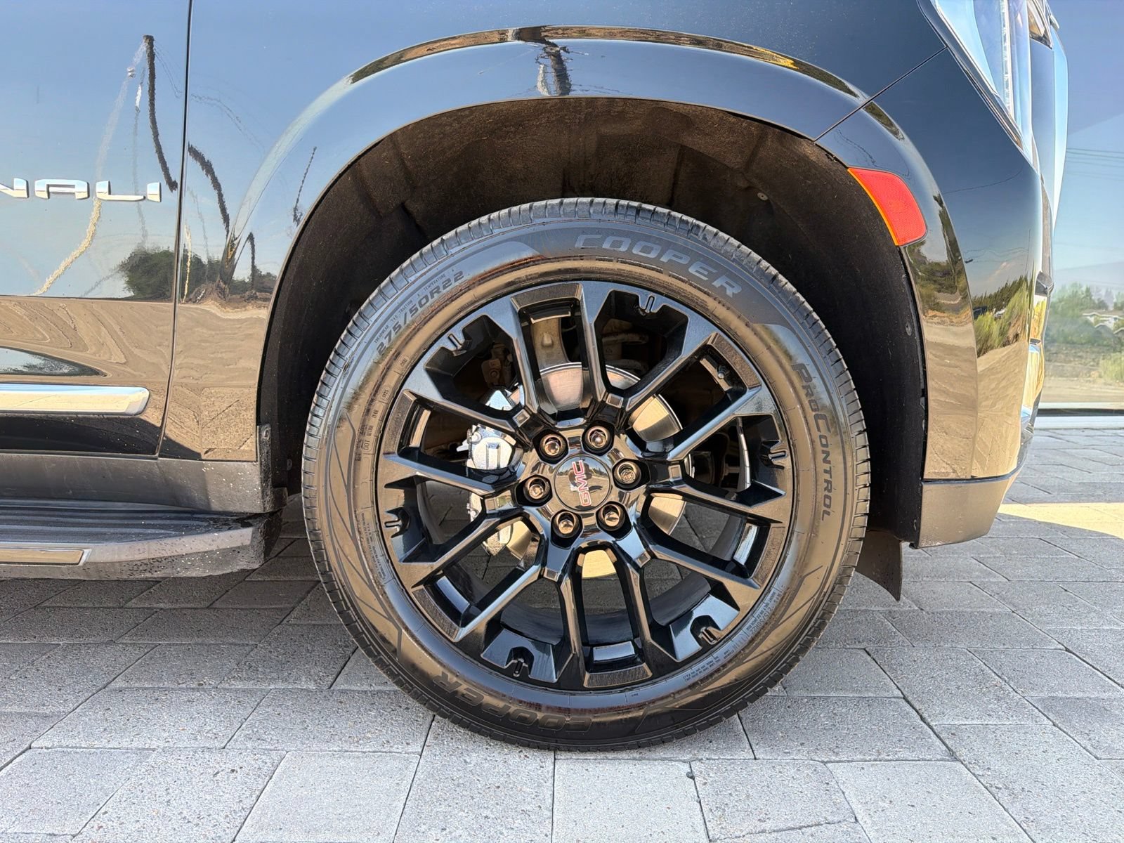 Used 2022 GMC Yukon Denali AWD/4WD image 8