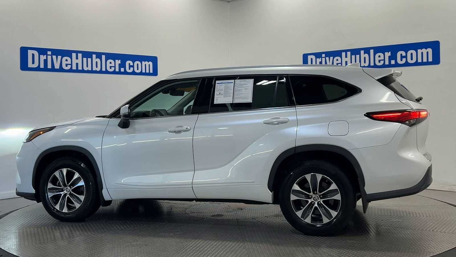 Used 2022 Toyota Highlander XLE AWD/4WD image 5