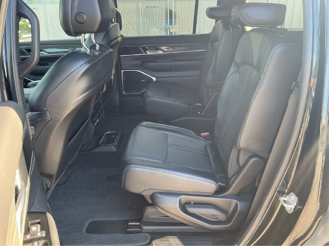 Used 2022 Jeep Wagoneer Series III w/ Flexible Seating Group AWD/4WD image 10
