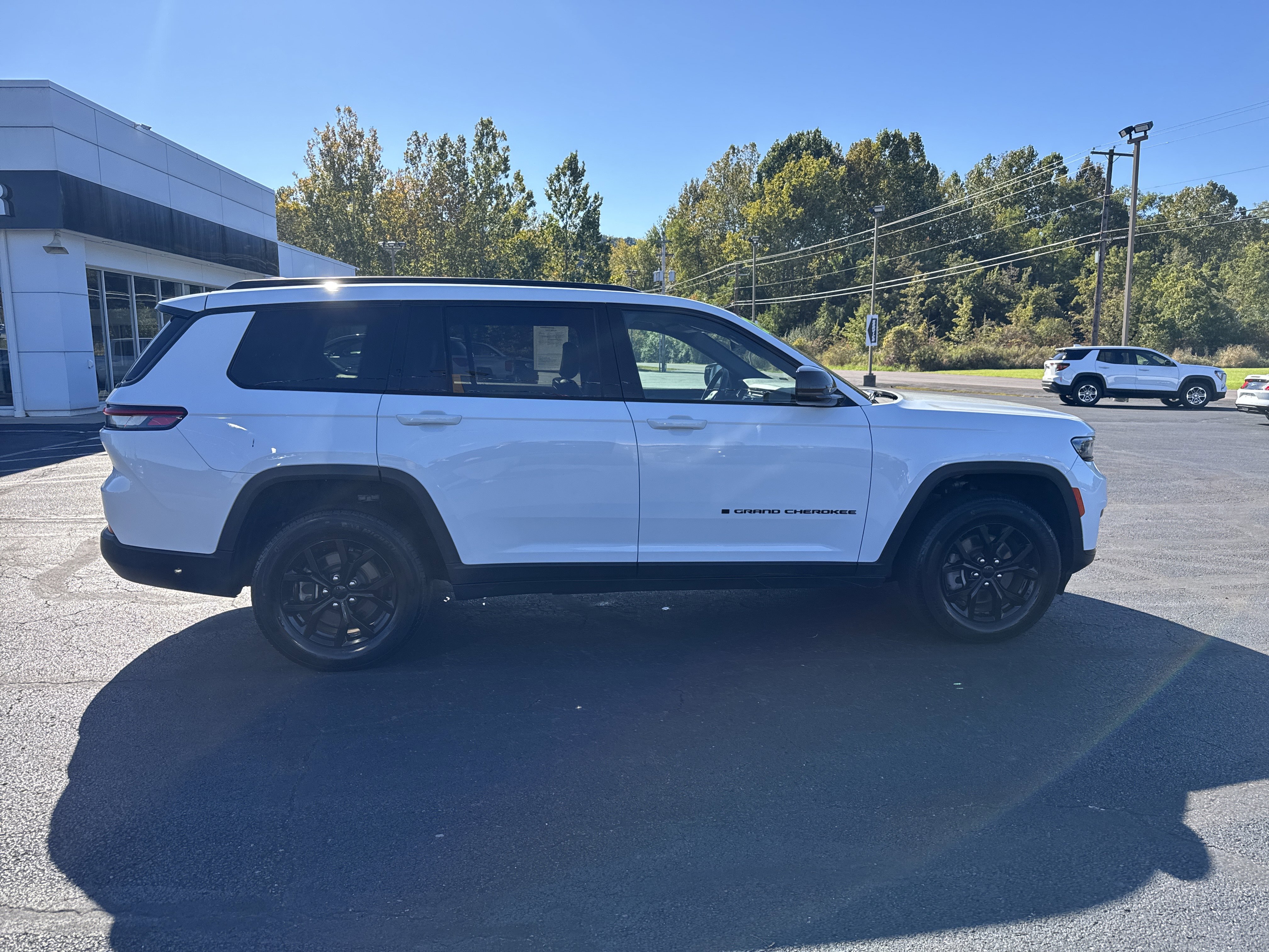 Used 2024 Jeep Grand Cherokee L Laredo image 2