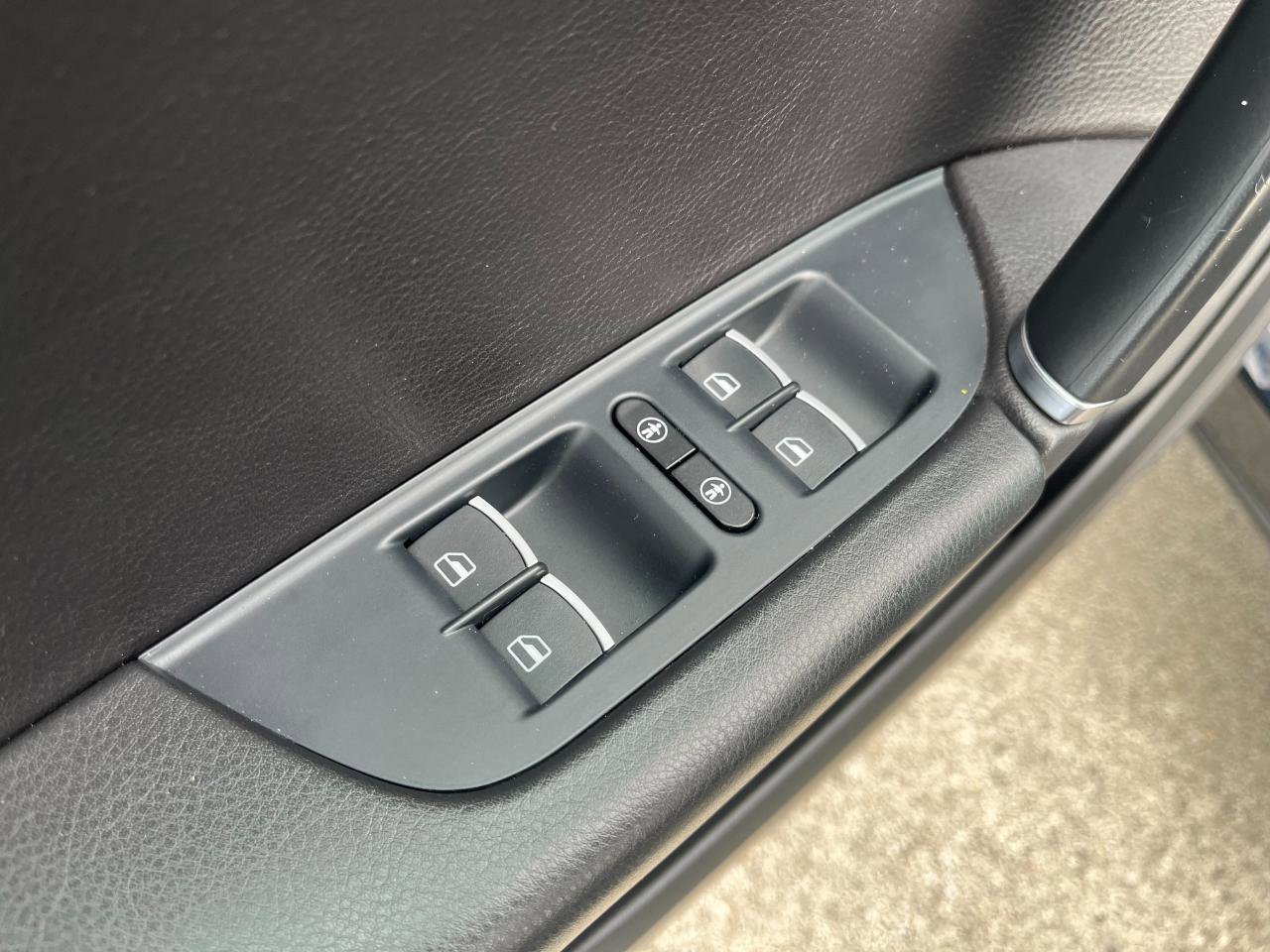Used 2015 Volkswagen Touareg TDI AWD/4WD image 24