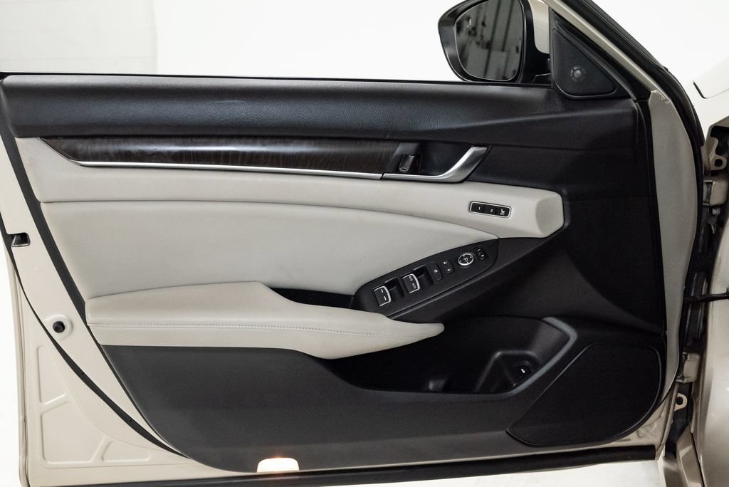 Used 2018 Honda Accord Touring image 9