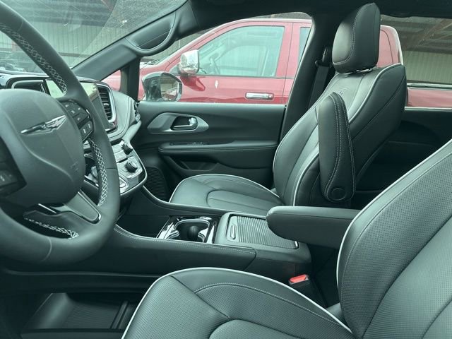 New 2026 Chrysler Pacifica Limited w/ S Appearance Package image 4