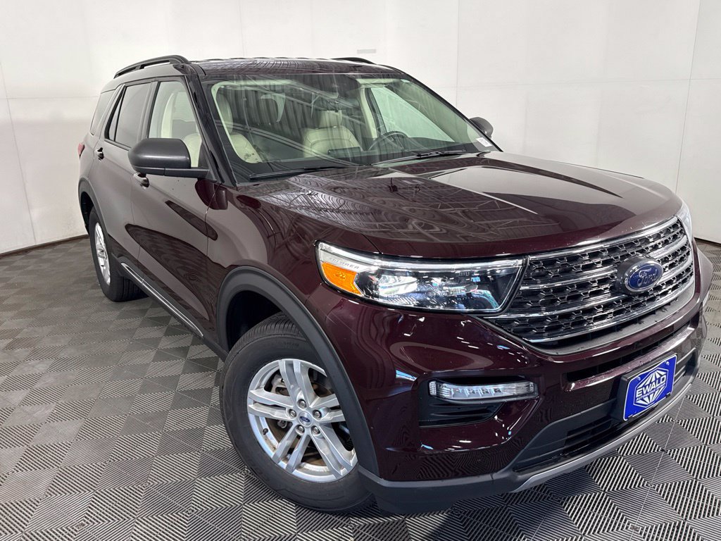 Used 2023 Ford Explorer XLT w/ Equipment Group 202A AWD/4WD image 2