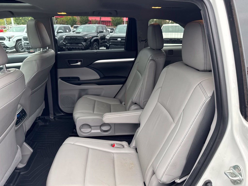 Certified 2019 Toyota Highlander XLE w/ Carpet Mat Package (TMS) AWD/4WD image 7