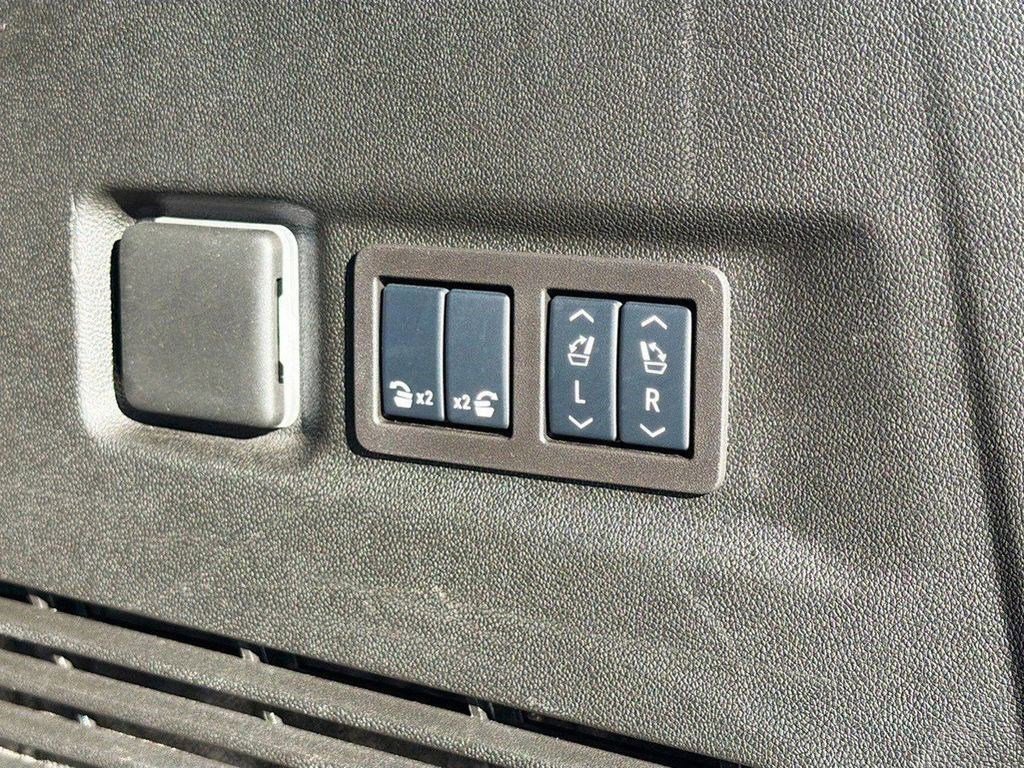 Used 2025 Chevrolet Suburban High Country RWD image 14