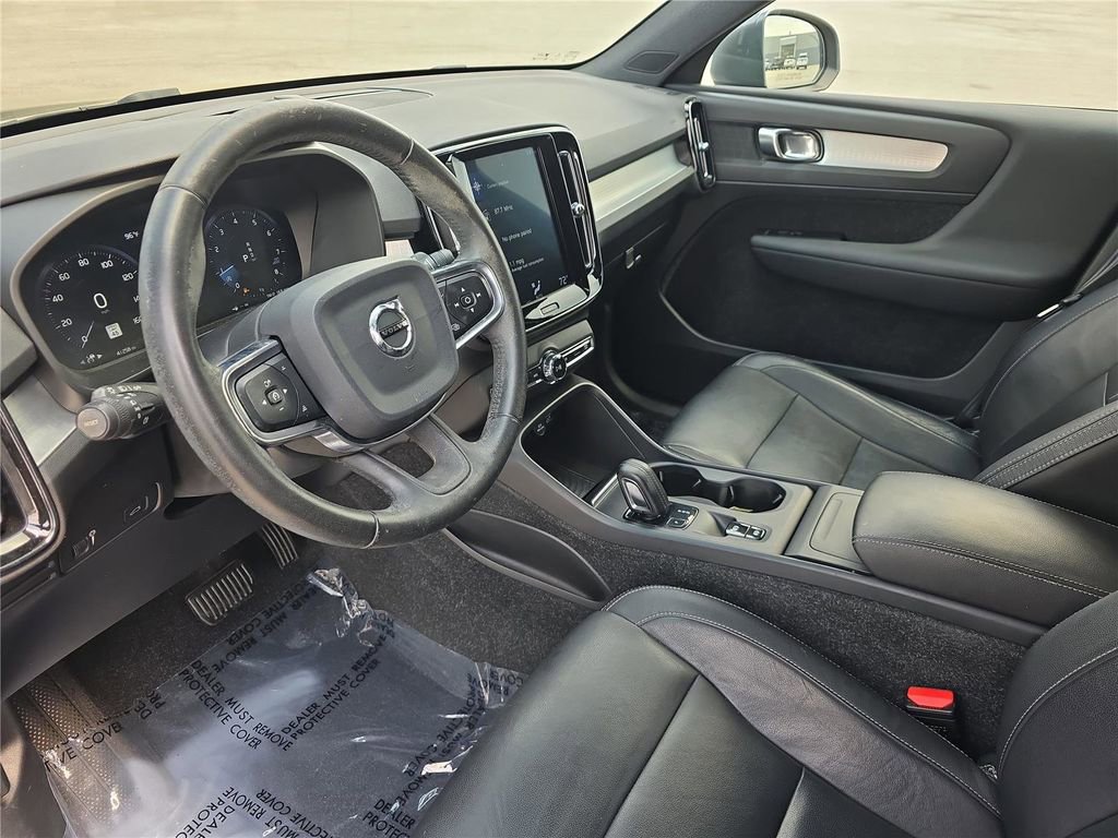 Used 2019 Volvo XC40 T5 Momentum image 17