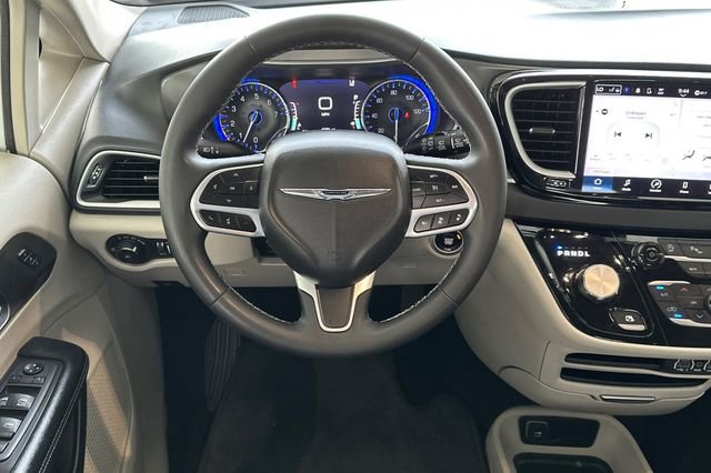 Used 2023 Chrysler Pacifica Touring-L FWD image 15