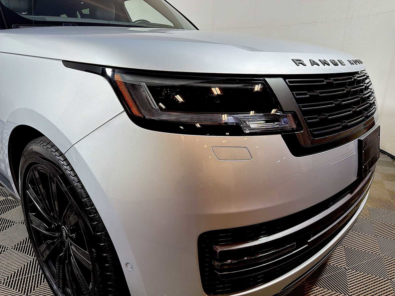 Used 2025 Land Rover Range Rover Long Wheelbase SE image 24