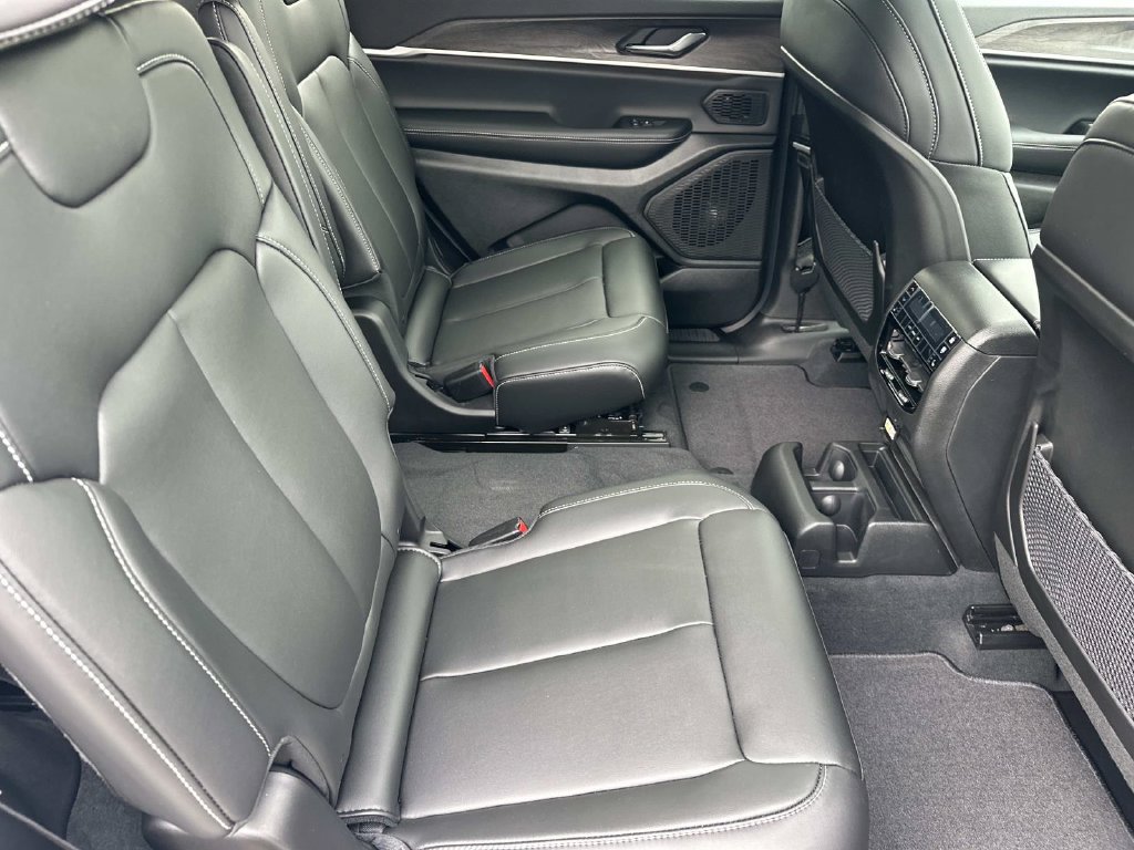 New 2026 Jeep Grand Cherokee L Limited w/ Limited Altitude Package AWD/4WD image 15