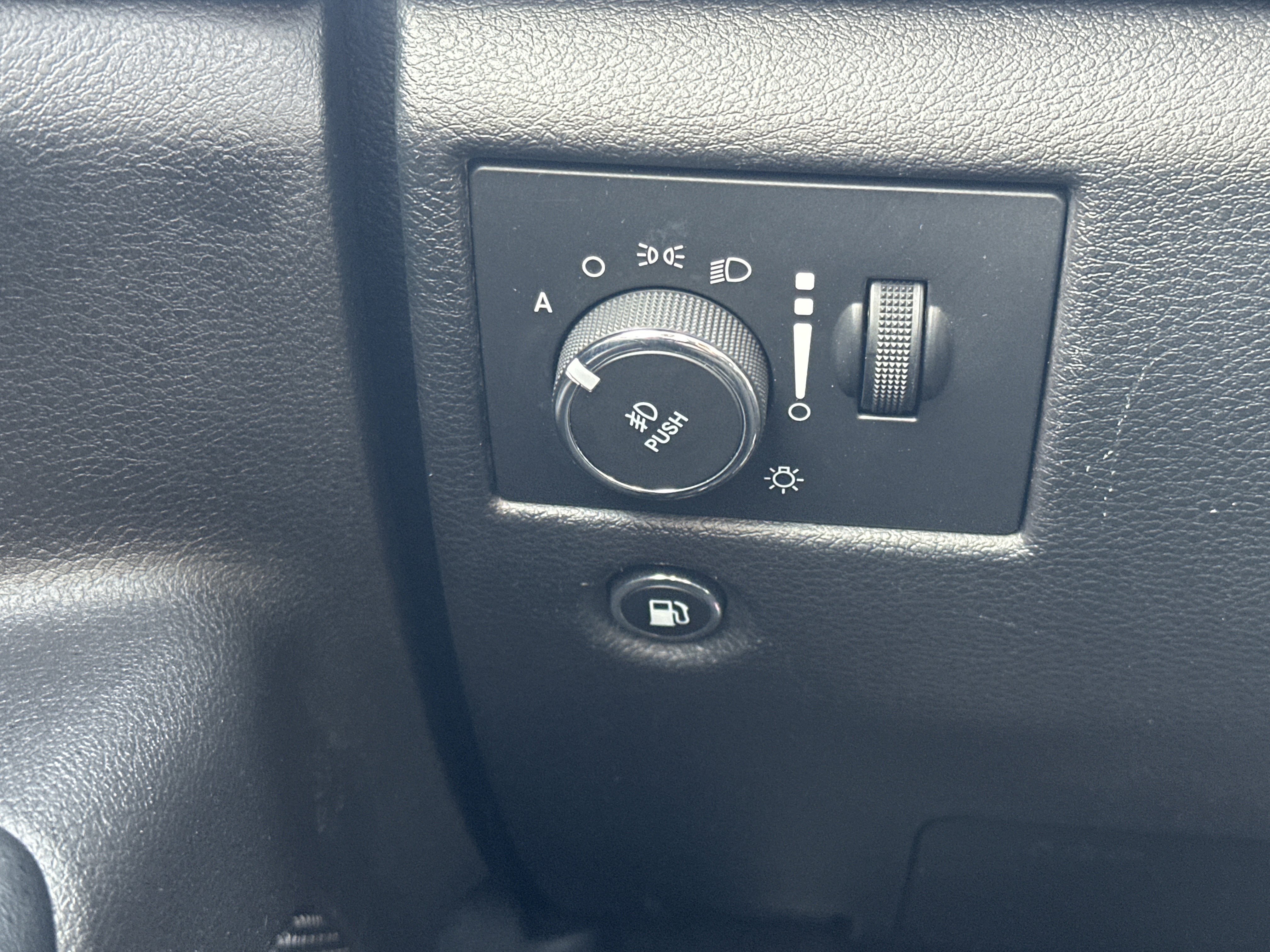 Used 2020 Jeep Grand Cherokee Limited w/ Luxury Group II image 37