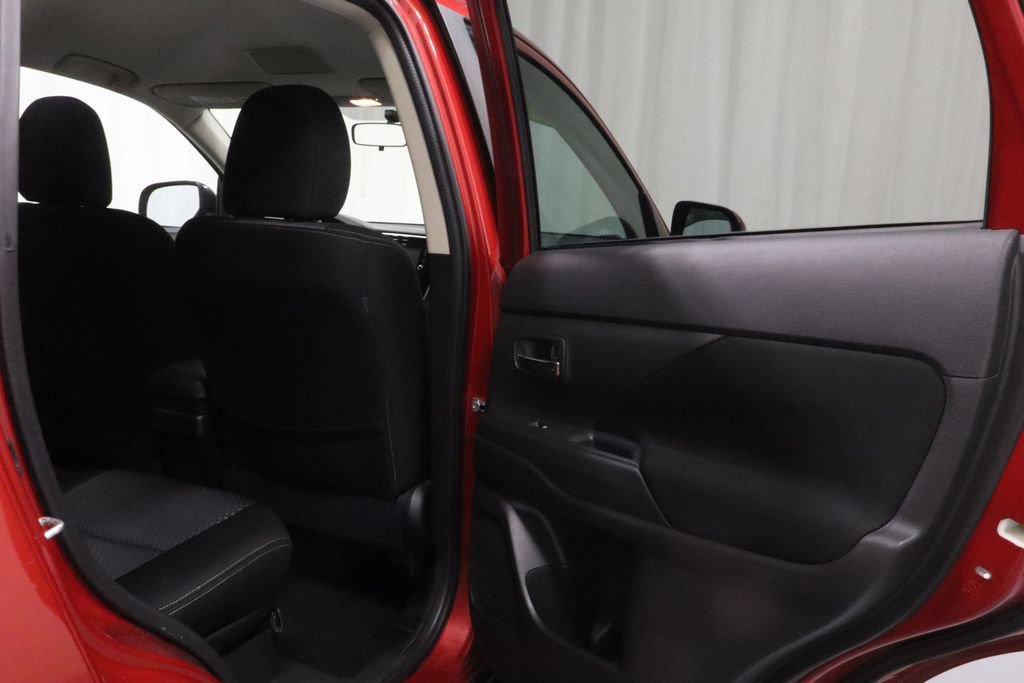 Used 2016 Mitsubishi Outlander SE AWD/4WD image 17