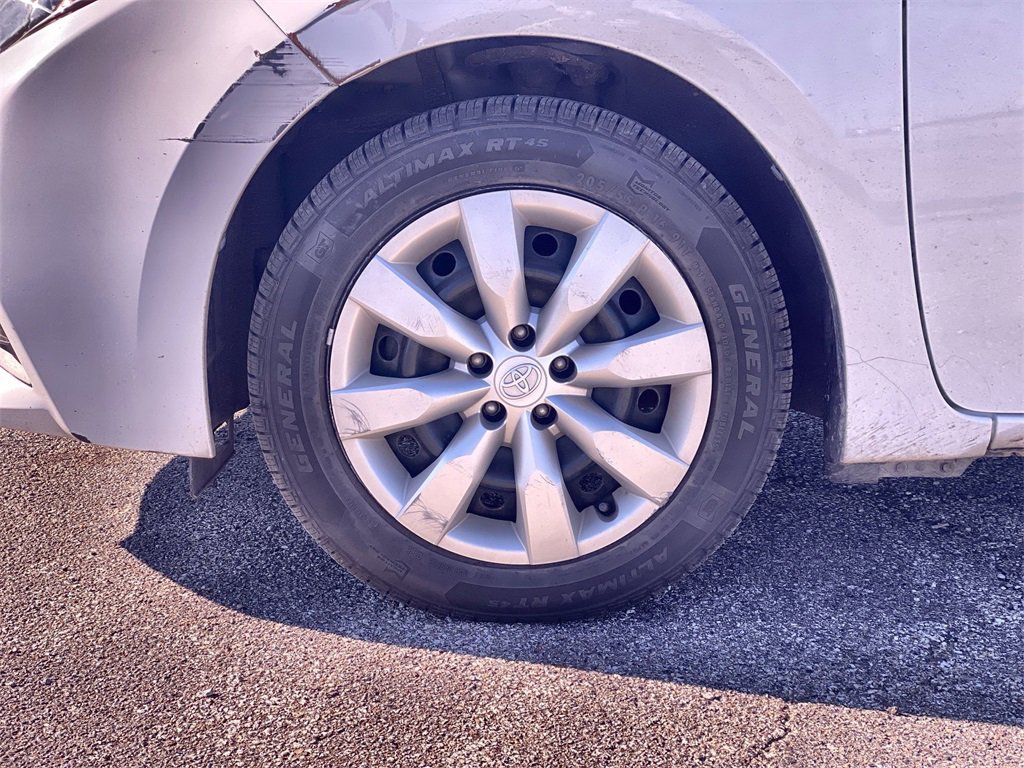 Used 2014 Toyota Corolla LE image 18