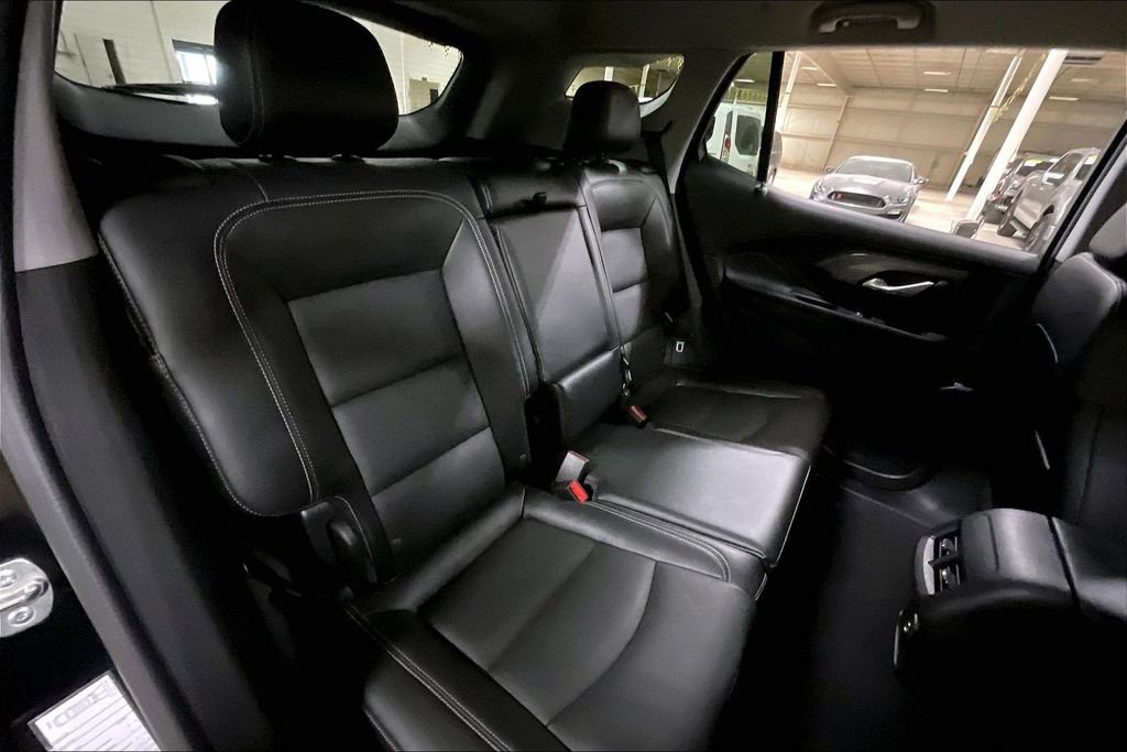 Used 2024 GMC Terrain SLT image 25