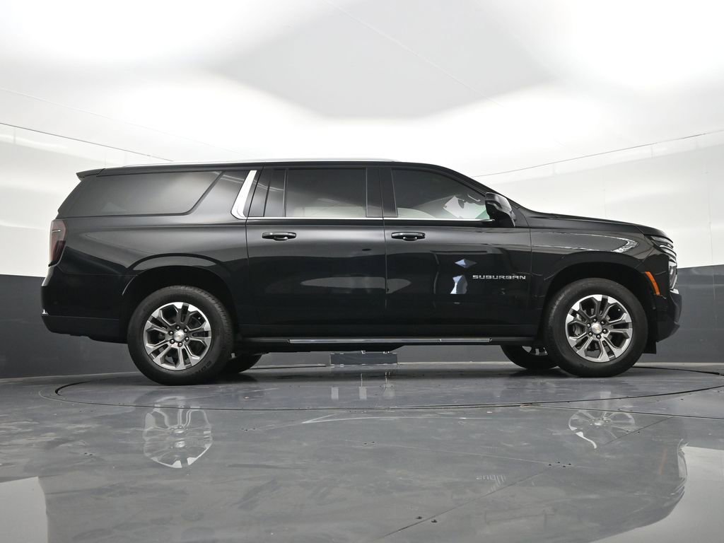 Used 2025 Chevrolet Suburban LT RWD image 30