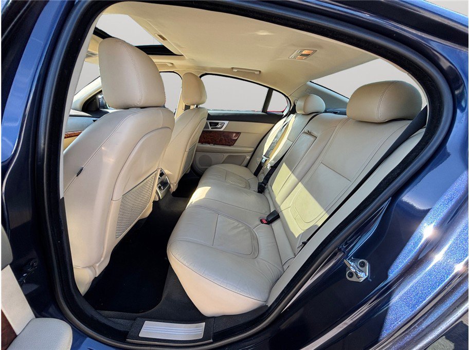 Used 2015 Jaguar XF Premium image 39