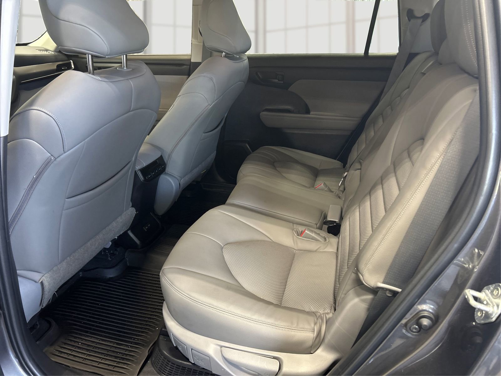 Used 2023 Toyota Highlander LE AWD/4WD image 10