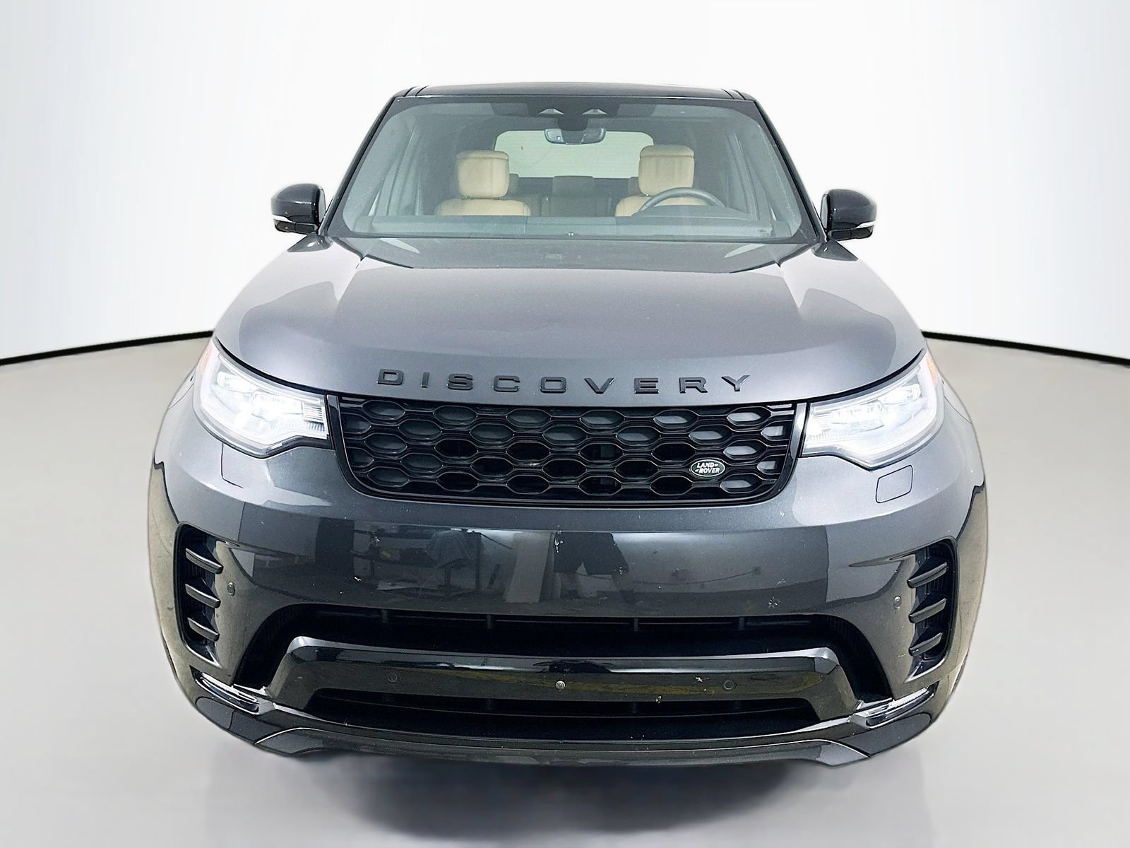 Used 2025 Land Rover Discovery Dynamic SE AWD/4WD image 2