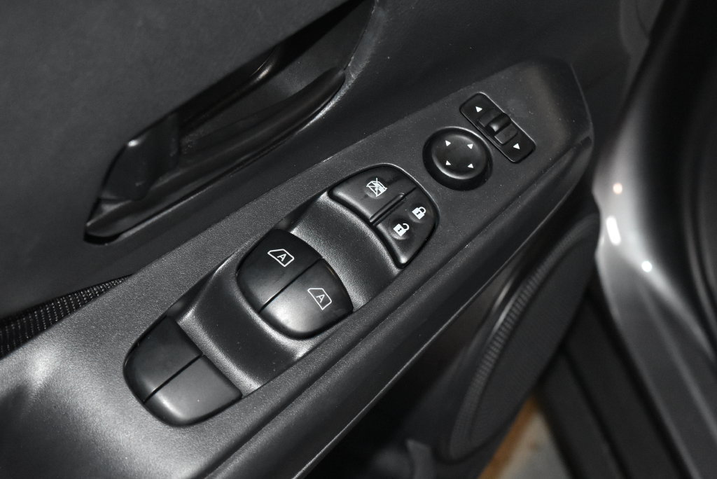 Certified 2025 Nissan Kicks Play S FWD image 5