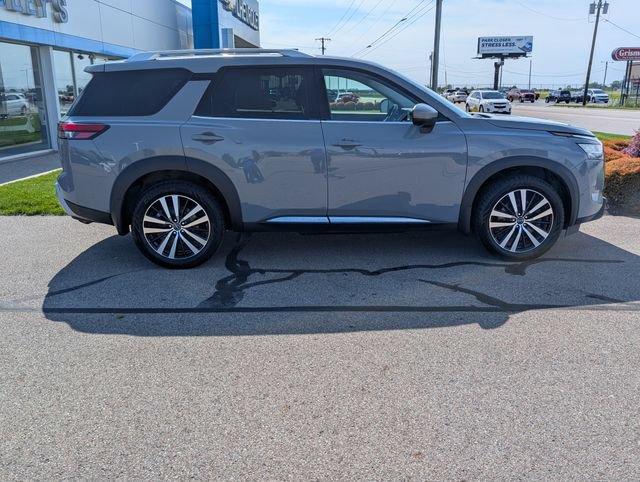 Used 2024 Nissan Pathfinder Platinum AWD/4WD image 2