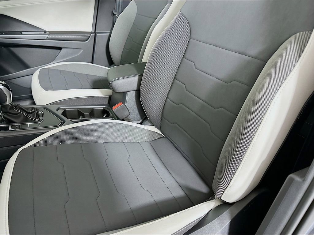 Used 2025 Volkswagen Taos SE FWD image 9