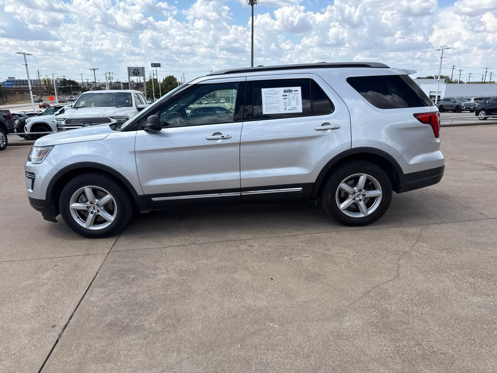 Used 2019 Ford Explorer XLT FWD image 4